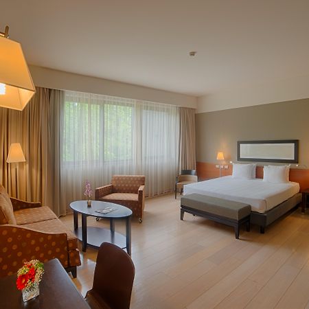 Nh Linate Hotel Peschiera Borromeo Bagian luar foto