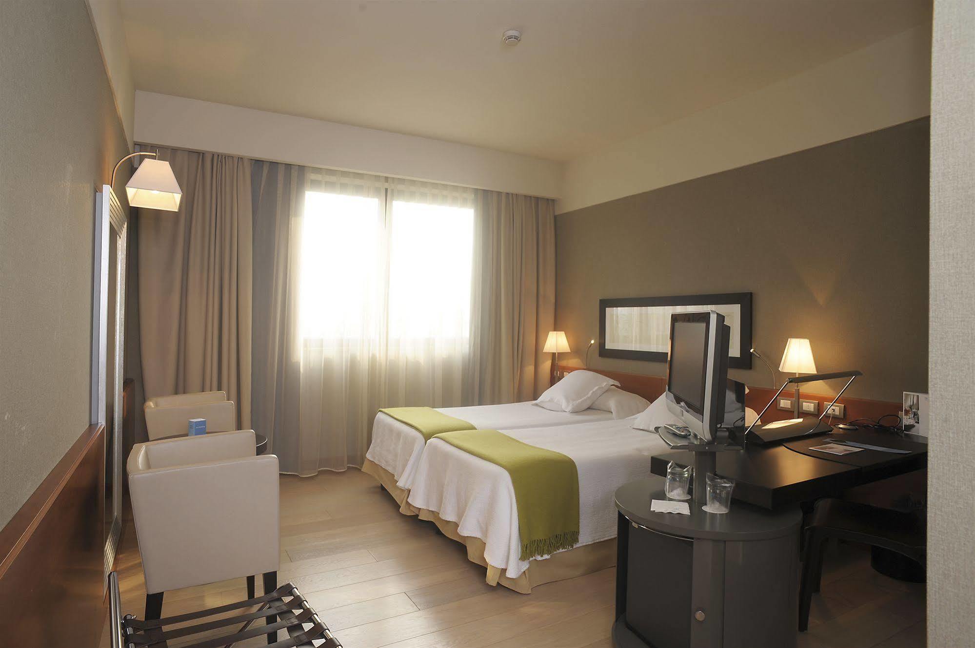 Nh Linate Hotel Peschiera Borromeo Bagian luar foto
