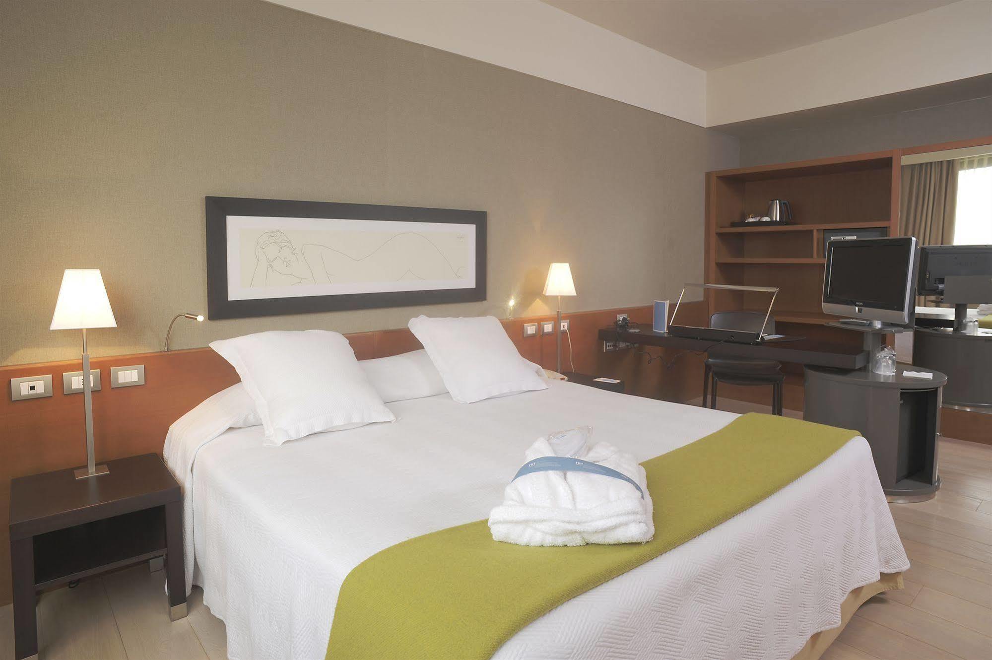 Nh Linate Hotel Peschiera Borromeo Bagian luar foto